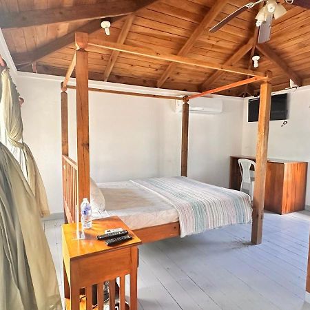 Las Palmas Beach Hotel Dixon Cove Zewnętrze zdjęcie