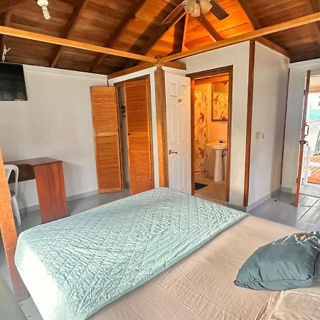Las Palmas Beach Hotel Dixon Cove Zewnętrze zdjęcie