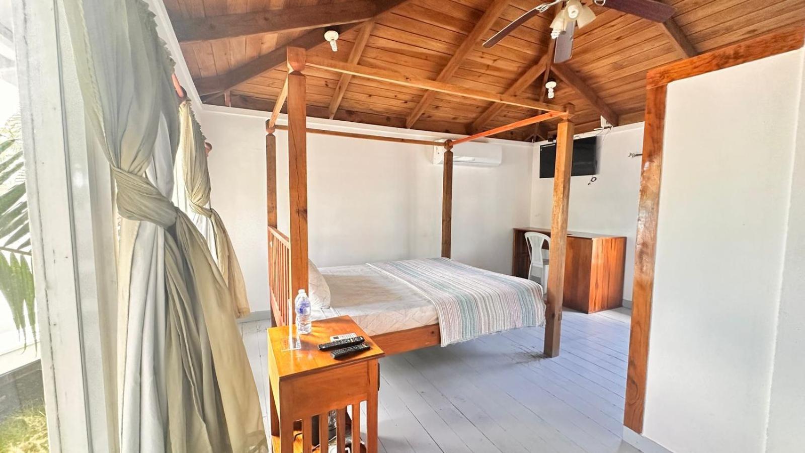 Las Palmas Beach Hotel Dixon Cove Zewnętrze zdjęcie