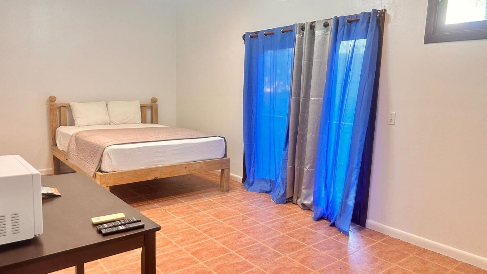 Las Palmas Beach Hotel Dixon Cove Zewnętrze zdjęcie