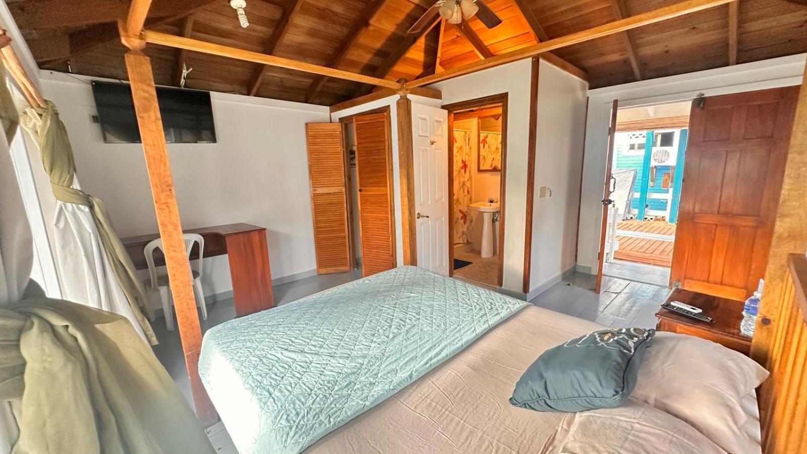 Las Palmas Beach Hotel Dixon Cove Zewnętrze zdjęcie