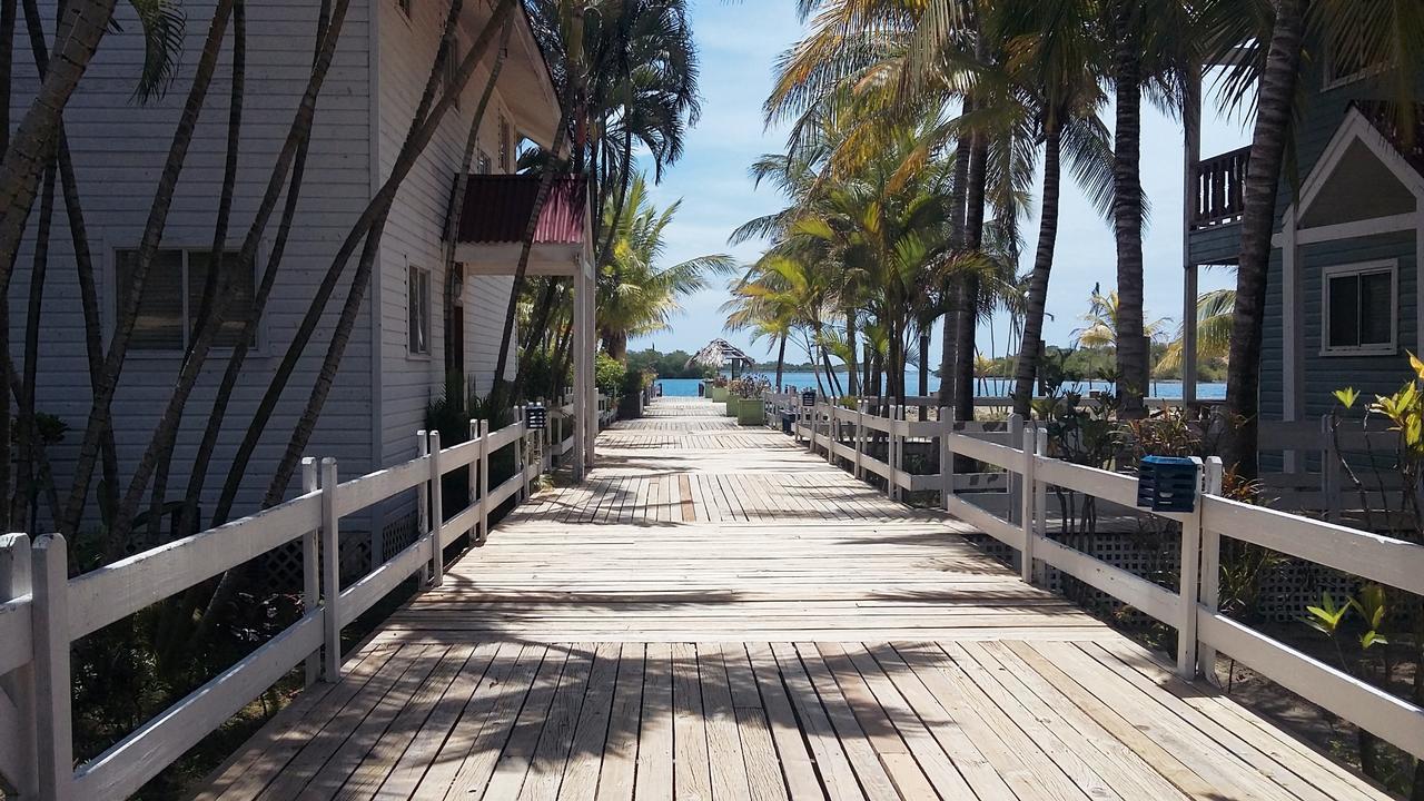 Las Palmas Beach Hotel Dixon Cove Zewnętrze zdjęcie