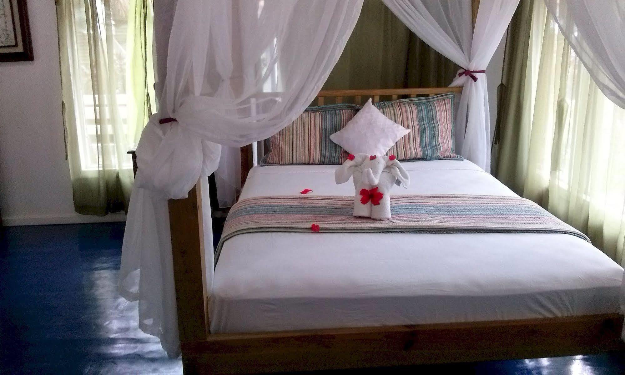 Las Palmas Beach Hotel Dixon Cove Zewnętrze zdjęcie